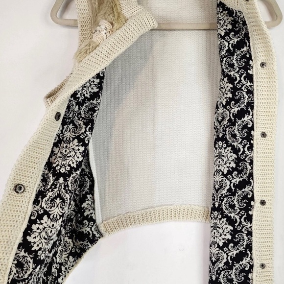 Miss Me Cream Faux Fur Sweater Vest with Pockets - Picture 2 of 7